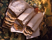 Marzipanstollen, Mohnstollen, Quarkstollen mit Weihnachtsschmuck-Herzen