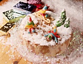 Weihnachtstorte: schneebedeckt mit Marzipanfiguren, Rodle, Eisläufer