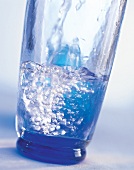 Ein Glas mit frischem Trinkwasser ( Studioaufnahme )
