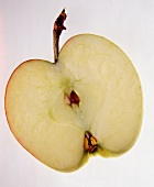 Vorderseite einer Apfelhälfe (Freisteller vor weißem Hintergrund)