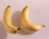 Zwei ganze Bananen freigestellt 