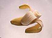 Zur Hälfte geschälte und zu 1/3 abgebissene Banane