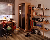 Jugendzimmer mit Schreibtisch, Regal und Schrank in braun und schwarz