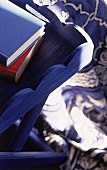 Blaues Tablettgestell mit Büchern 