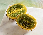 Längshalbierte Kiwano 