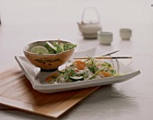 Gurkensalat in der Schale, gemischter Salat auf dem Tablett