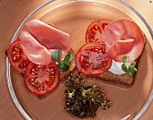 Trennkost (KH):Toast mit Tomate und Cervelatwurst.