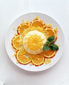 Orangencreme mit Orangenscheiben,geleewürfel und Zitronenmelisse