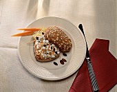 Trennkost (KH):Broetchen mit koernigem Frischkaese.