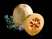 Eine ganze und eine halbe Kantalupe- (Cantaloupe-) Melone