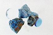 Drei blaue unebene Lapislazulisteine 