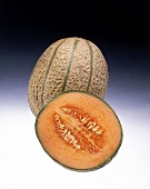 Eine ganze und eine halbe Kantalupe(Cantaloupe-)Melone