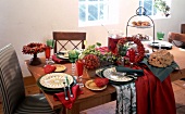Tisch rustikal gedeckt in Rotgruen 