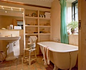 Badezimmer mit türkisen Vorhang, Badewanne unter dem Fenster