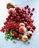 Gemischte Früchte: Beeren, Pfirsiche Kirschen, Aprikosen, Birne