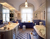 Rustikales Badezimmer mit Fliesen im alten Stil, blau und weiss