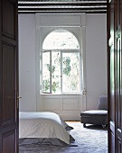 Blick durch die Tür ins Schlafzimmer welches in Naturtönen gehalten ist