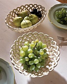 Grüne Weintrauben in einer Schale aus weißem geflochtenen Porzellan