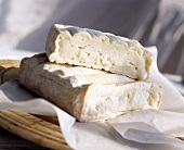 Ein Stück und ein Laib Fabro-Käse 
