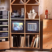 TV-Gerät, Videorecorder, Hi-FiAnlage, Bücher in Regal