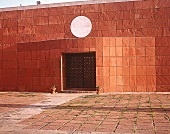 Rotes Gebäude mit Eingang im Jawahar -Kala-Kendra-Kulturzentrum
