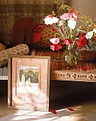 Indisch dekorierter Tisch mit Mohnblumenstrauß