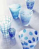Handgefertigte Wasser- und Schnapsgläser mit blauem Design