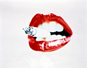 Mund mit roten Lippen mit Zigarette zwischen den Zähnen