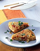 Gefuelltes Nudel-Omelett mit Salami, weisser Teller,Deko-Petersilie