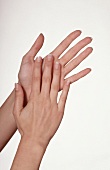 Yoga für die Hände: eine Hand streichelt d. andere