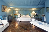 Schlafzimmer in Türkis, mit Steinfußboden