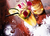 Drink " Caip Hennessy" am Glasrand eine Limone im Glas eine Blüte