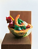 Mango-Papaya-Salat mit Limetten- Shrimps, in der Papaya-Schale