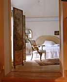 Romantisches Schlafzimmer mit Paravent nach pompejanischem Vorbild