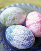 Eier mit Papier italienischer Amarettokekse in Pastellfarben beklebt