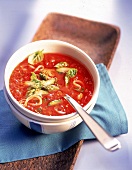 Tomatensuppe mit grünem Spargel 