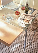 weißes Eßzimmer mit Holz-Glastisch 