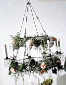 doppelstöckiger Kerzenkronleuchter dekoriert mit Asparagus, Efeu, Rosen