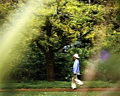 Frau mit Strohhut und blauer Jacke macht einen Spaziergang,Natur