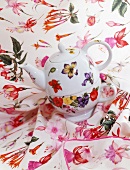 Teetasse u. Portionskanne im Blumen motiv und Seidenschal mit Fuchsien