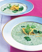 Kresserahmsuppe mit Kräutern und gebratenen Kartoffelstäbchen