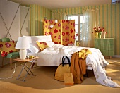 Schlafzimmer mit Sonnengarantie: Weißes Bett, Streifentapete