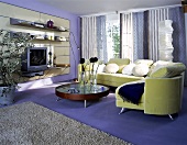 Wohnzimmer in Blau-Grau Tönen,Regalwand, gelbe Sitzecke