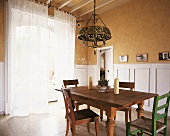 Eßzimmer: Großer Bauerntisch mit rustikalen Stühlen