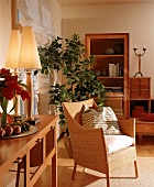 Wohnzimmerecke mit Korbsessel und großer Grünpflanze