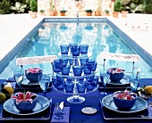 Sommertisch am Pool, alles in blau Lilien als Deko