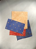 Tapeten mit marmoriertem Dessin in blau, rot und gelb (Freisteller)