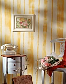 Gestreifte Wand mit unregelmäßigen gelben Streifen und ländliche Möbel