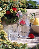 Saftkrug und Gläser aus Glas mit kunstvollen Ornamenten