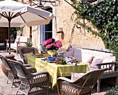 Sommerlich gedeckter Tisch im Provence-Stil, ländlich